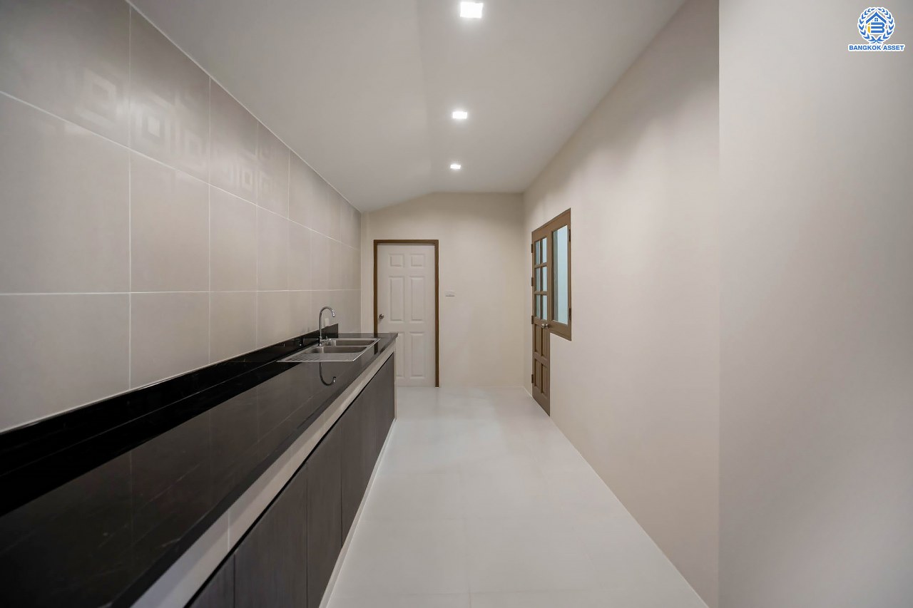 บ้านมือสองตกแต่งใหม่ ดีไซน์สวย โครงการ ซันไรซ์กรีน นวมินทร์ เนื้อที่ 75 ตร.ว. พื้นที่ใช้สอยมากถึง 338 ตร.ม. พร้อมฟังก์ชัน 4 ห้องนอน 4 ห้องน้ำ 1 ห้องแม่บ้าน จอดรถได้ 2 คัน รองรับทุกกิจกรรม บนทำเลเชื่อมต่อหลายเส้นทาง ใกล้รถไฟฟ้าสายสีชมพู "สถานีรามอินทรา" และจุดขึ้นทางด่วน "เอกมัย-รามอินทรา"